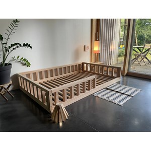 Lit au sol avec barrières montessori en bois