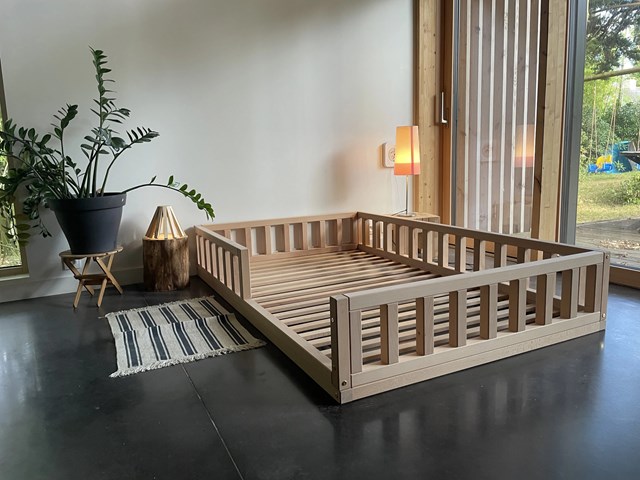 Lit au sol avec barrières montessori