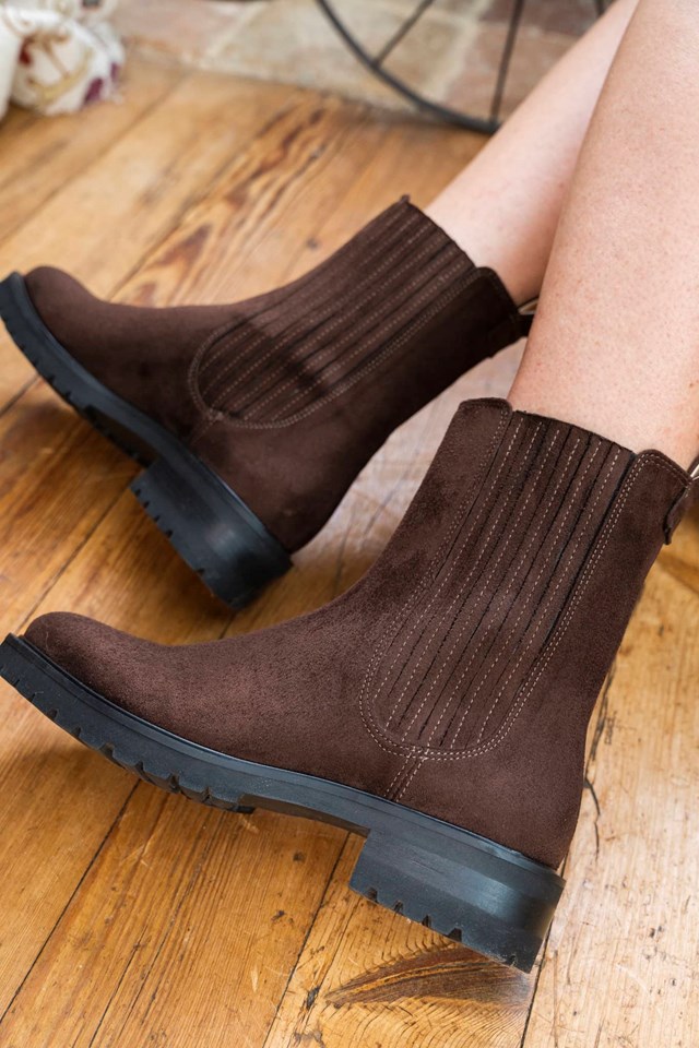 bottines chocolat recyclées avec un talon de 3,5 cm