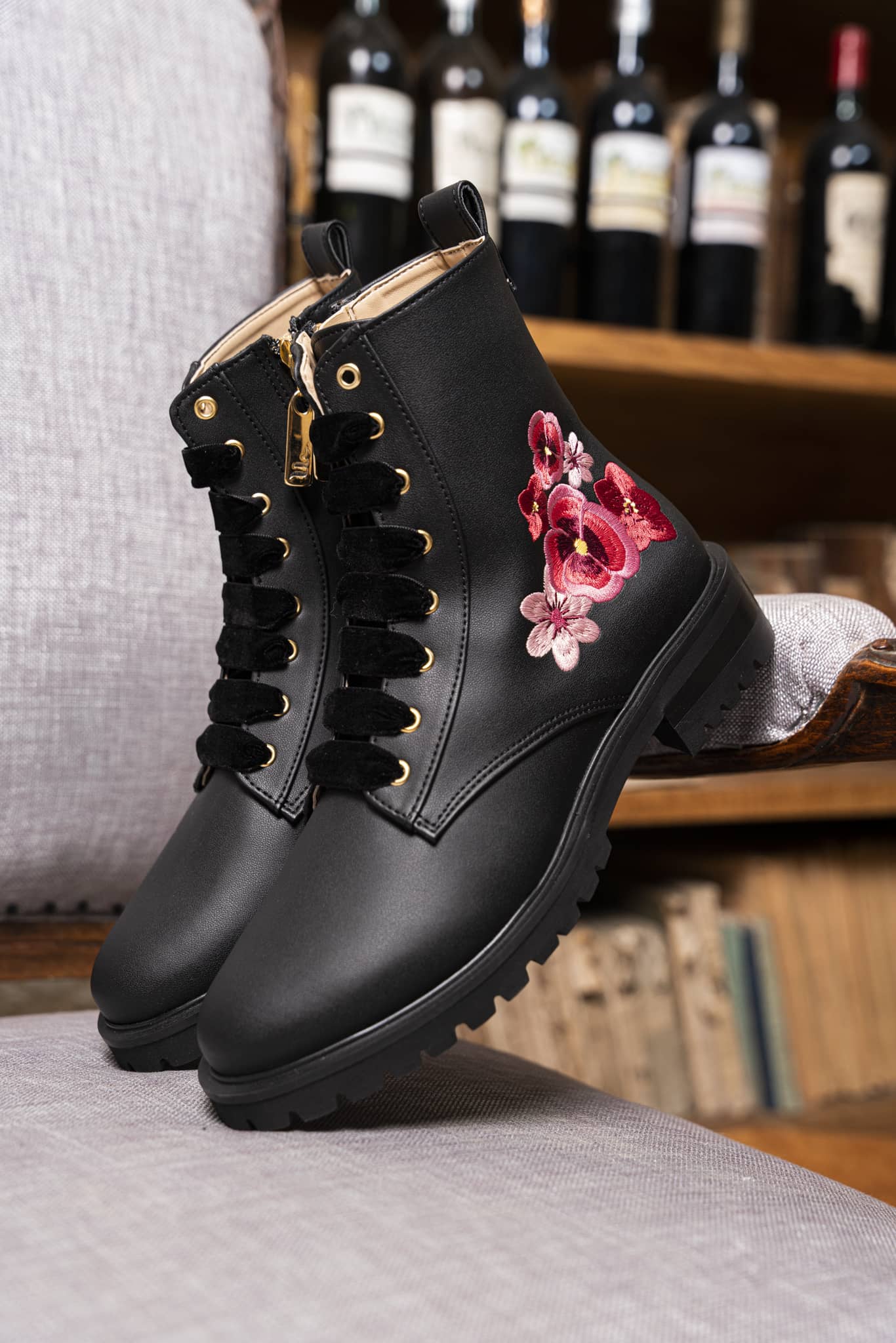bottines noires recyclées avec broderie sur le coté et talons de 3,5 cm