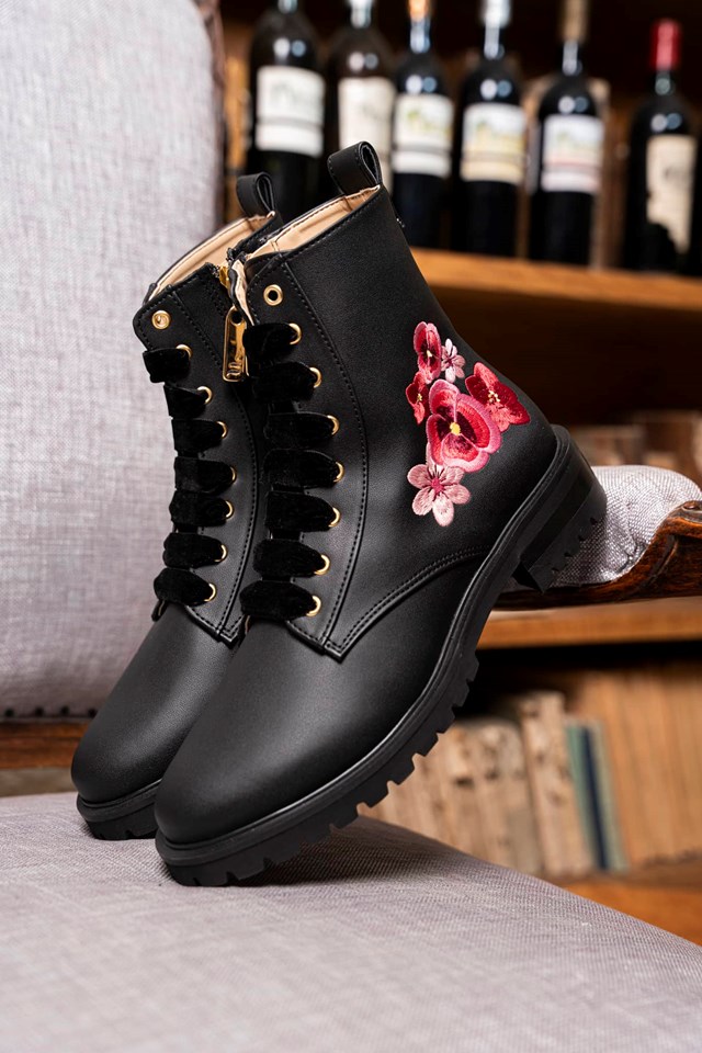 bottines noires recyclées avec broderie sur le coté et talons de 3,5 cm