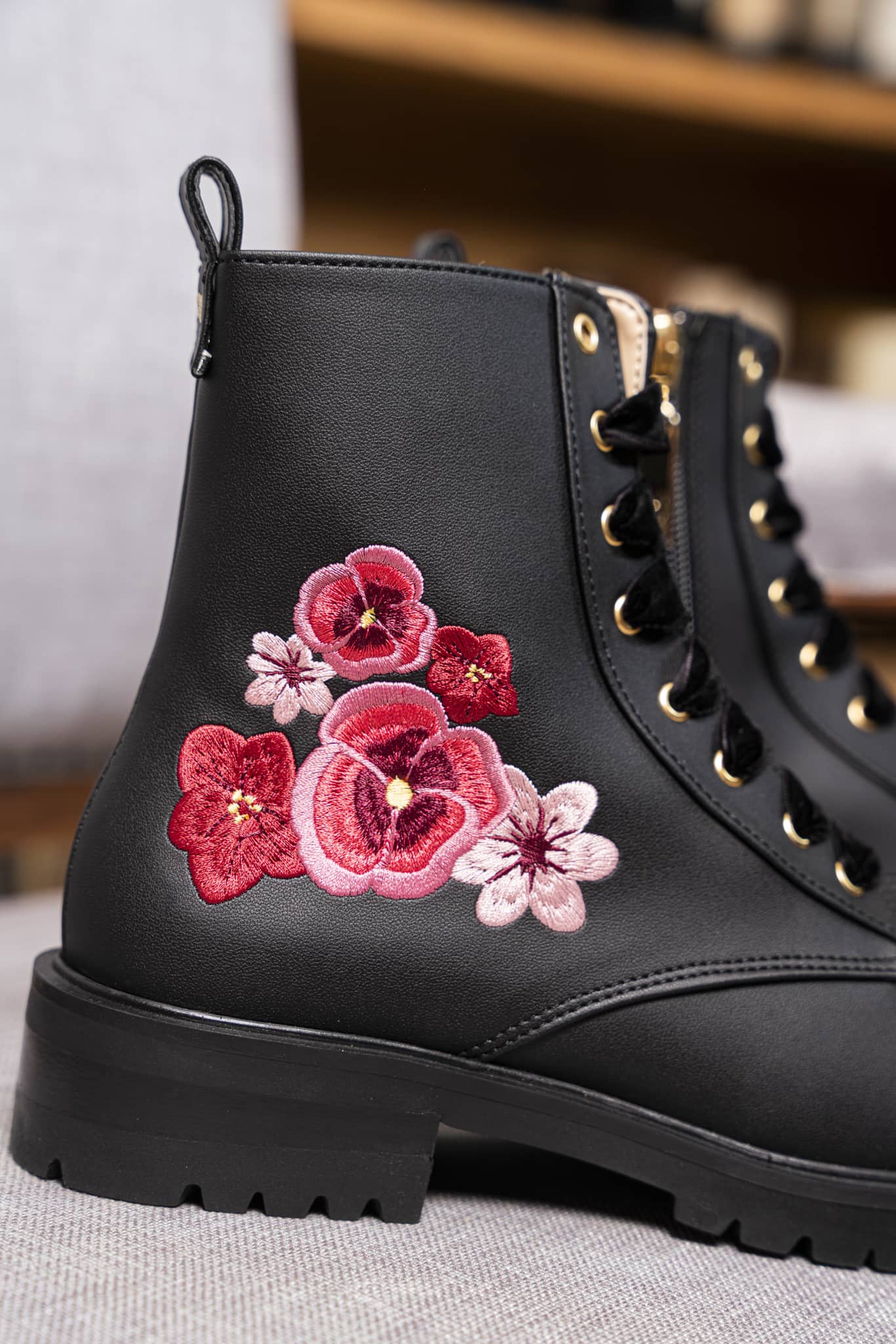 bottines noires recyclées avec broderie sur le coté et talons de 3,5 cm