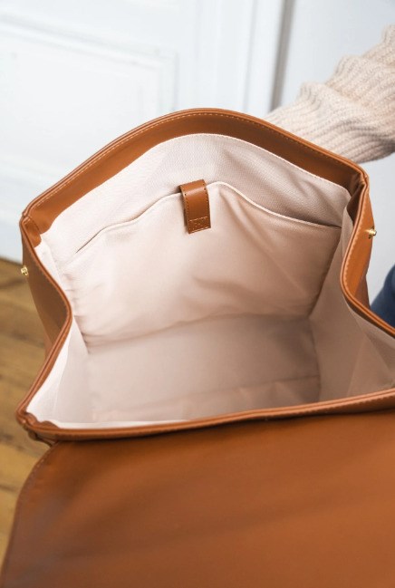 sac camel végan avec un bijou doré et bretelles réglables