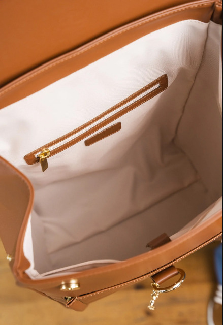 sac noir végan avec un bijou doré et bretelles réglables