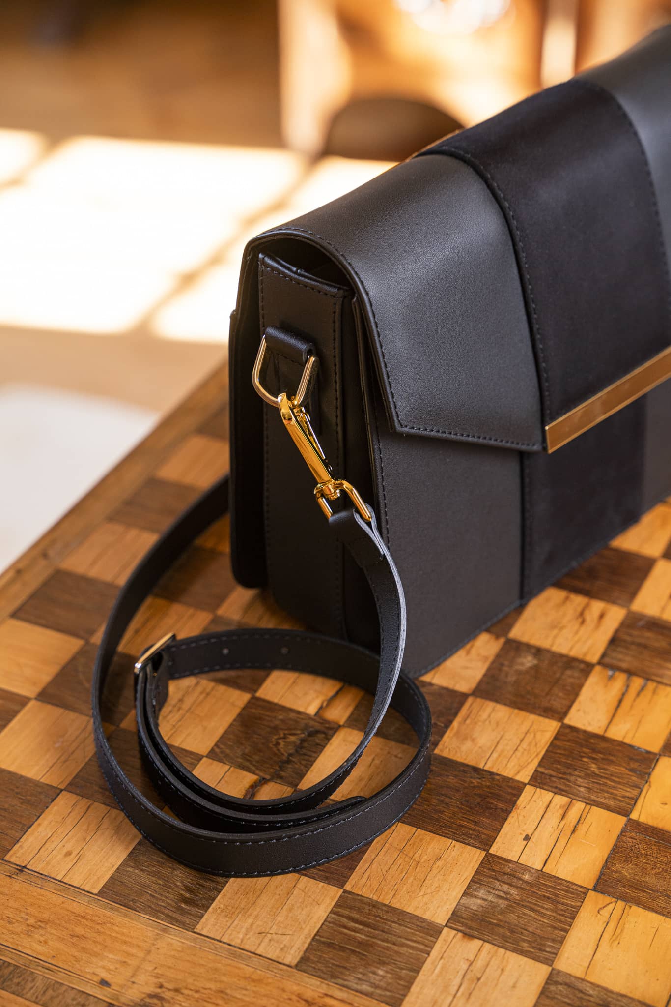 sac noir à bandoulière recyclé côté