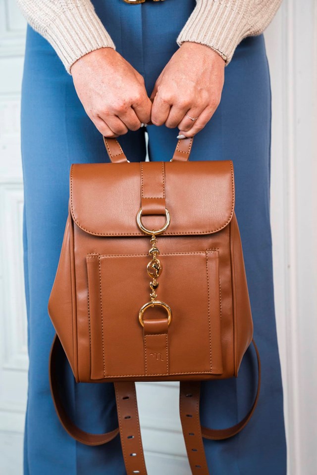 sac camel végan avec un bijou doré et bretelles réglables