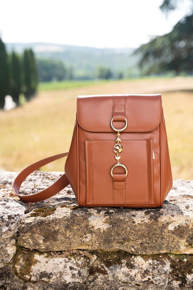 sac camel végan avec un bijou doré et bretelles réglables
