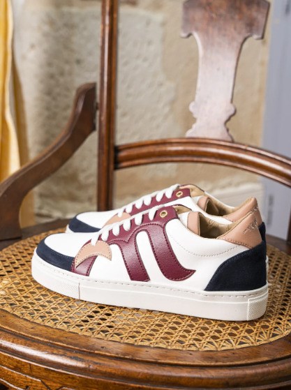 baskets à lacets bleu et bordeaux vegan