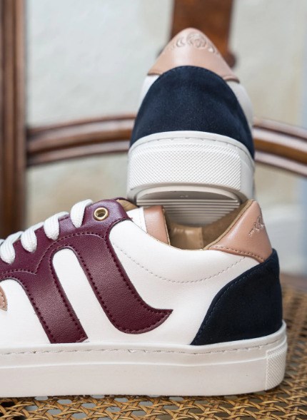 baskets à lacets bleu et bordeaux vegan