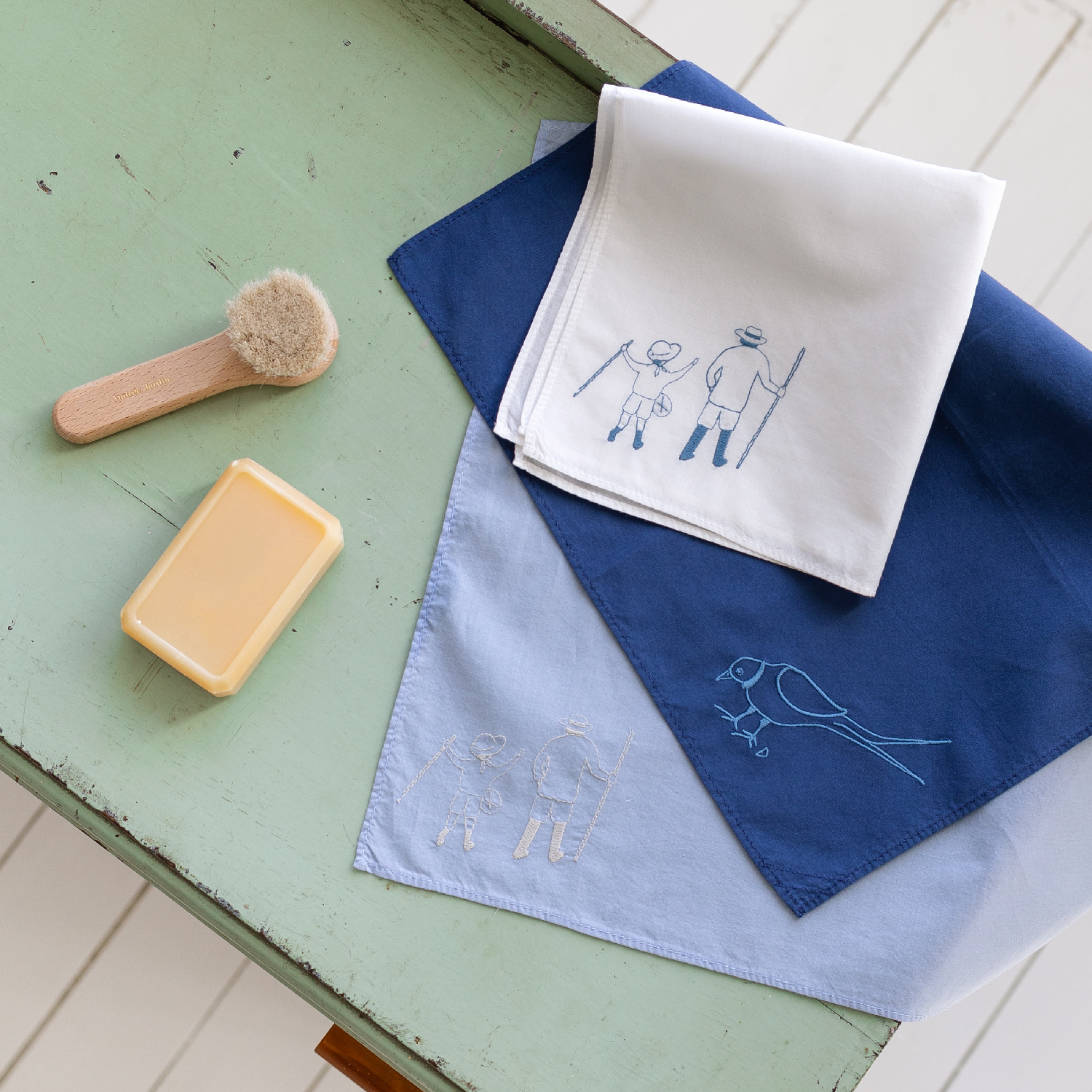 Mouchoir Demay manufacture en coton bio, fabriqué en France. Bleu mer brodé Oiseau