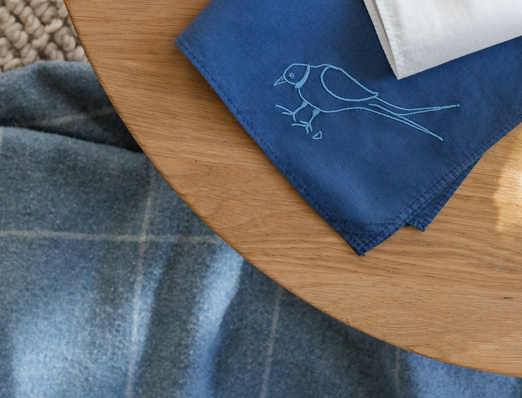 Mouchoir Demay manufacture, en coton bio, fabriqué en France. Bleu mer brodé Oiseau.