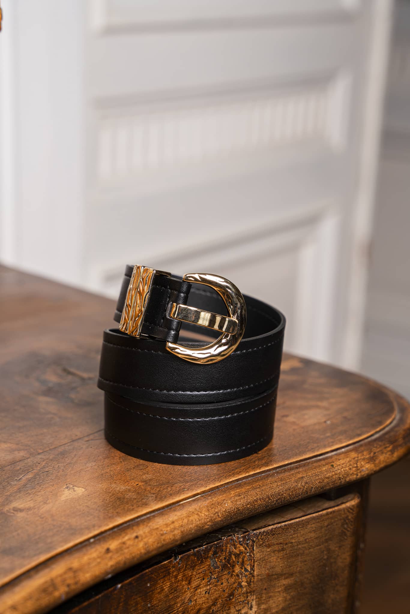 ceinture noire avec boucle dorée vegan