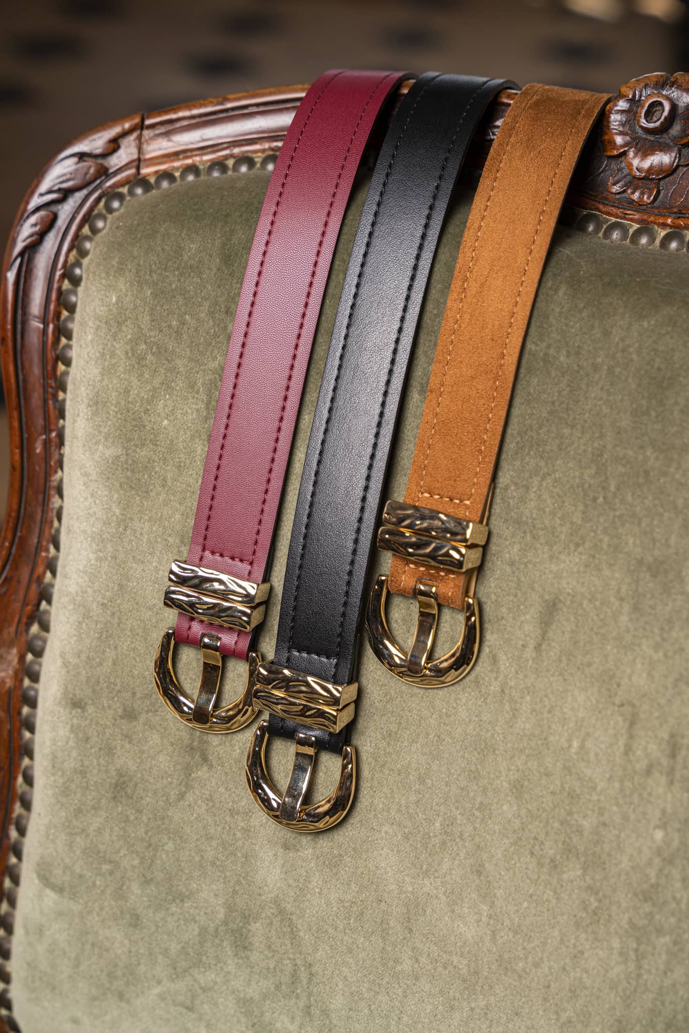 ceinture noire avec boucle dorée vegan