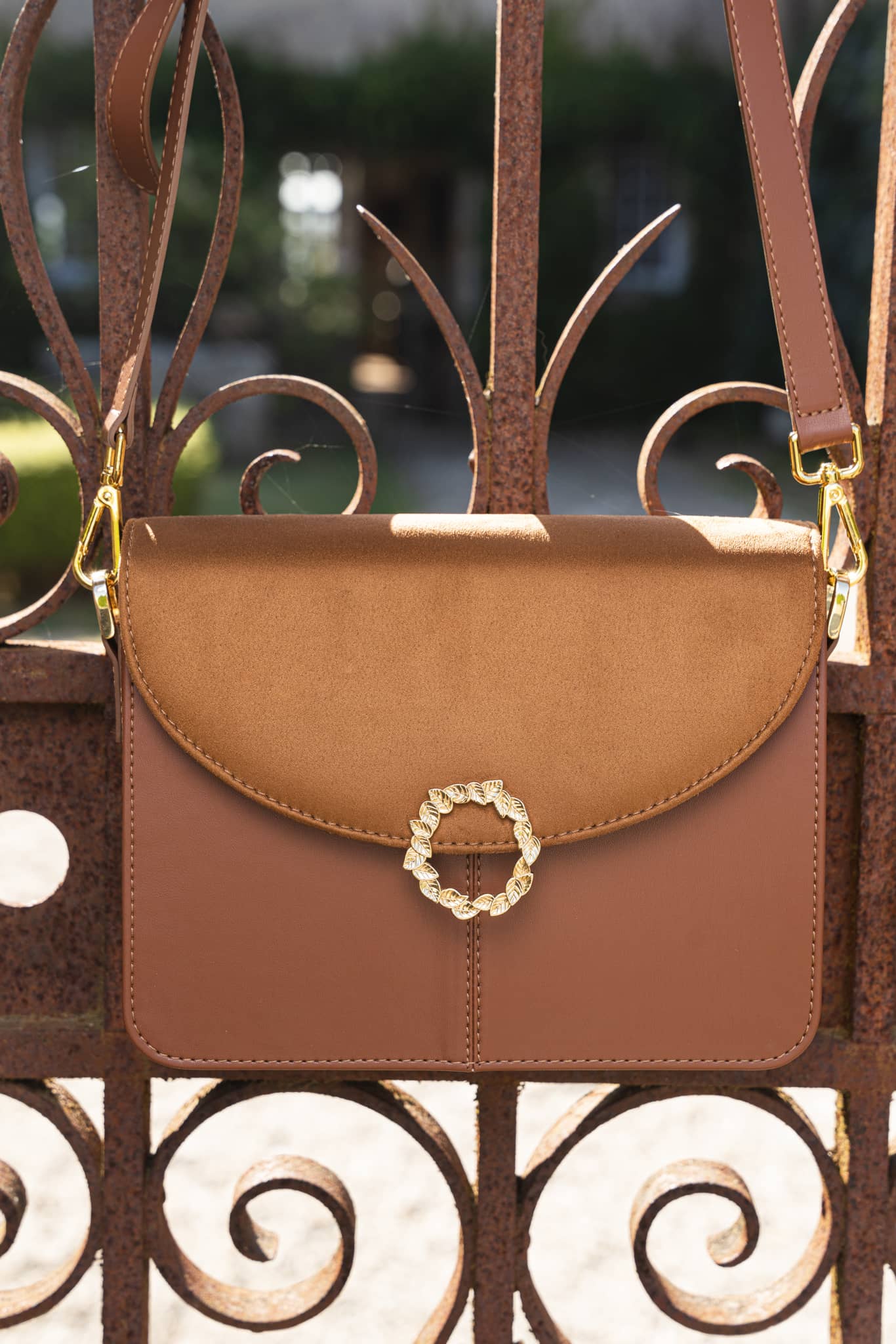 sac à mains camel avec une bandoulière vegan