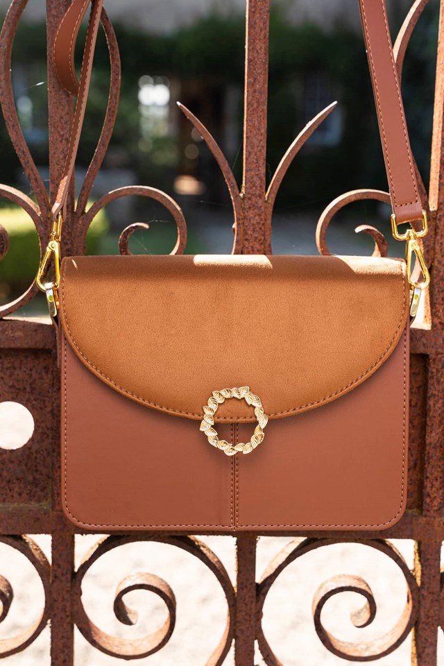 sac à mains camel avec une bandoulière vegan