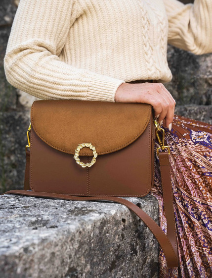 sac à mains camel avec une bandoulière vegan