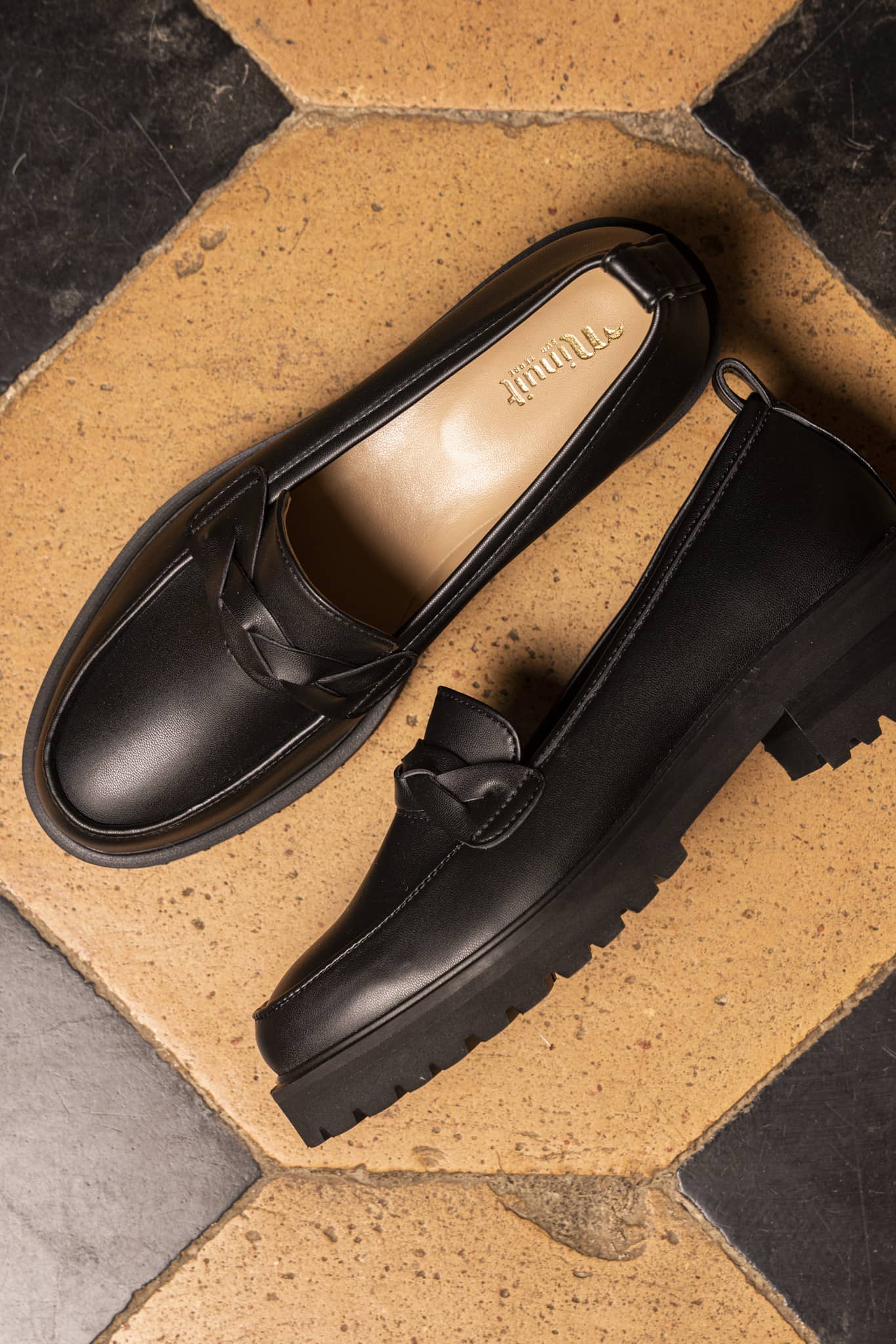 mocassins noirs détail tressé sur le dessus avec un talon de 4,5 cm vegan