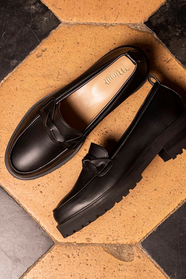 mocassins noirs détail tressé sur le dessus avec un talon de 4,5 cm vegan
