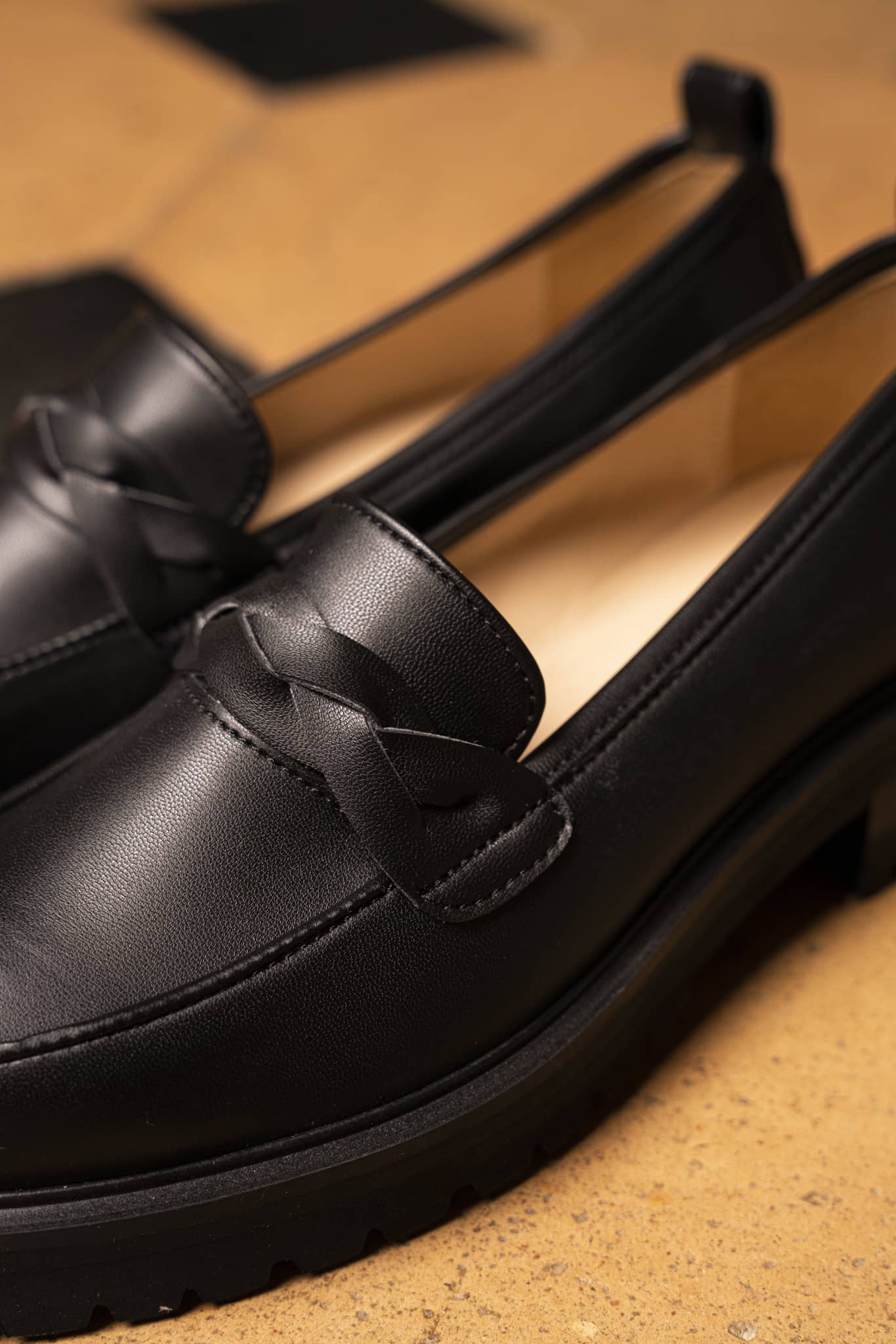 mocassins noirs détail tressé sur le dessus avec un talon de 4,5 cm vegan
