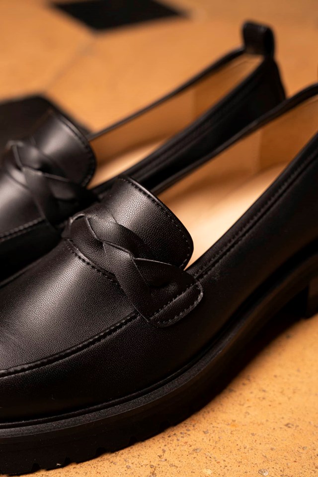 mocassins noirs détail tressé sur le dessus avec un talon de 4,5 cm vegan