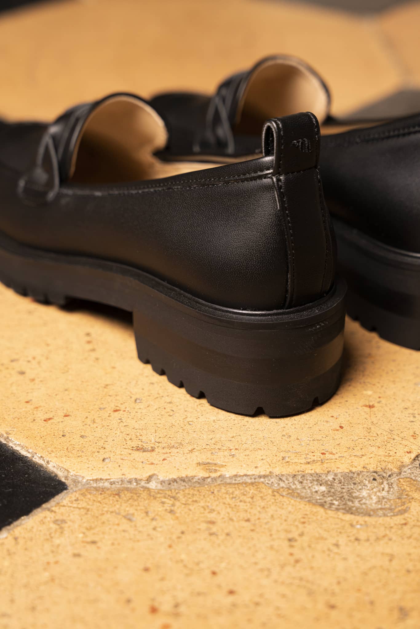 mocassins noirs détail tressé sur le dessus avec un talon de 4,5 cm vegan
