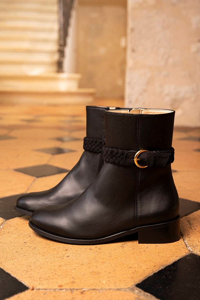 bottines noires avec un détail tressé et un talon de 4,5 cm