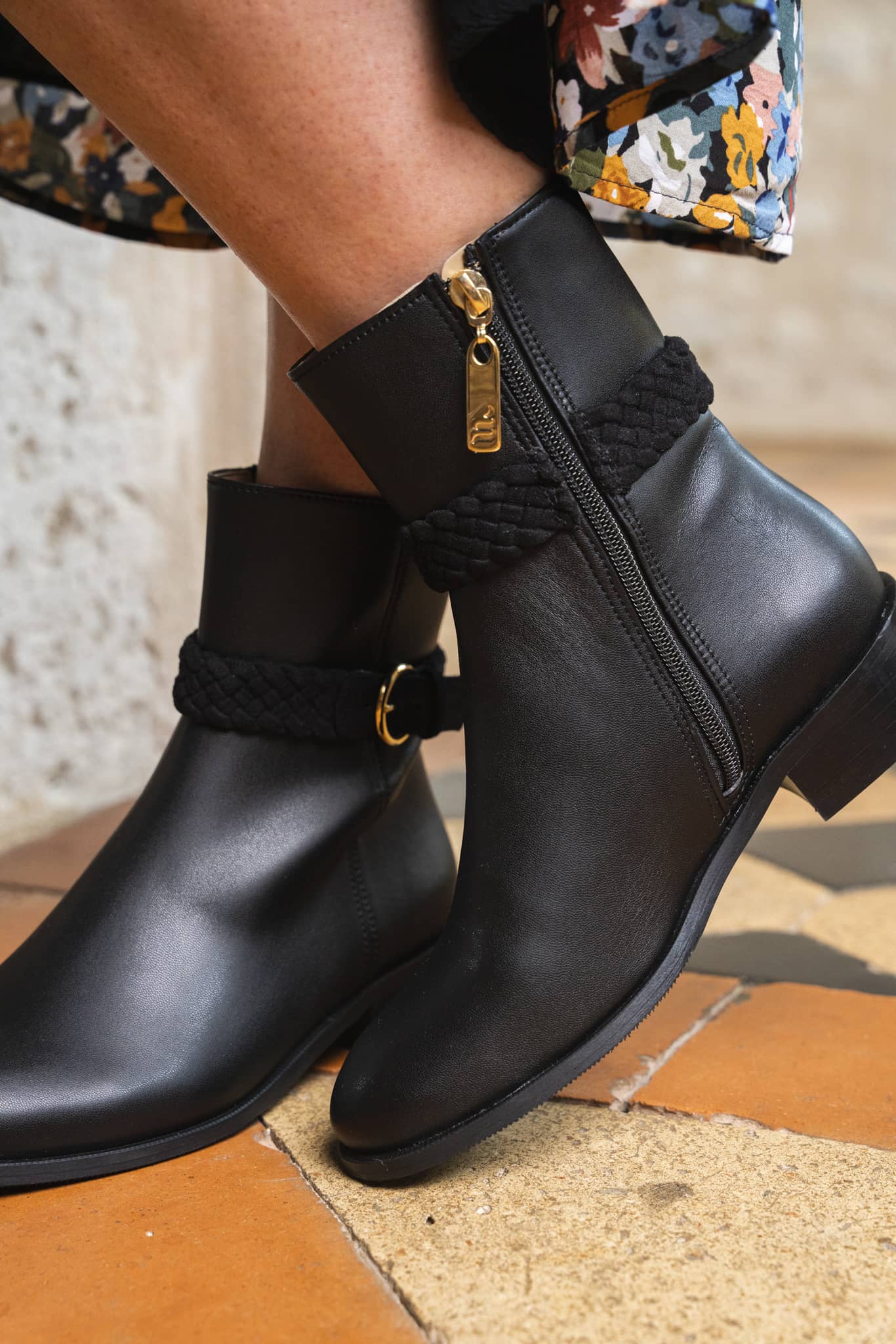 bottines noires avec un détail tressé et un talon de 4,5 cm
