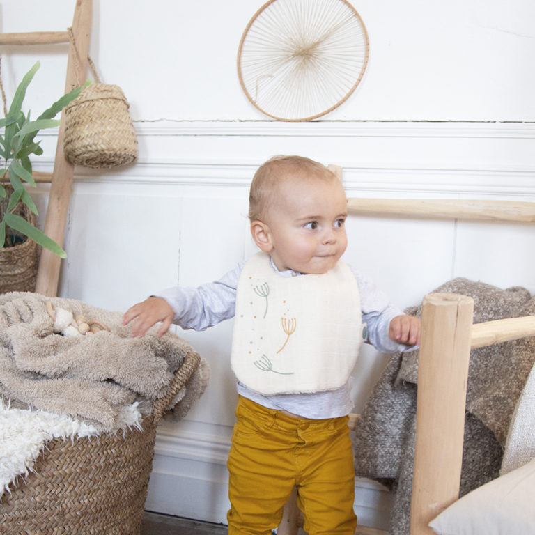 Bavoir en coton bio certifié Gots Pitigaïa porté