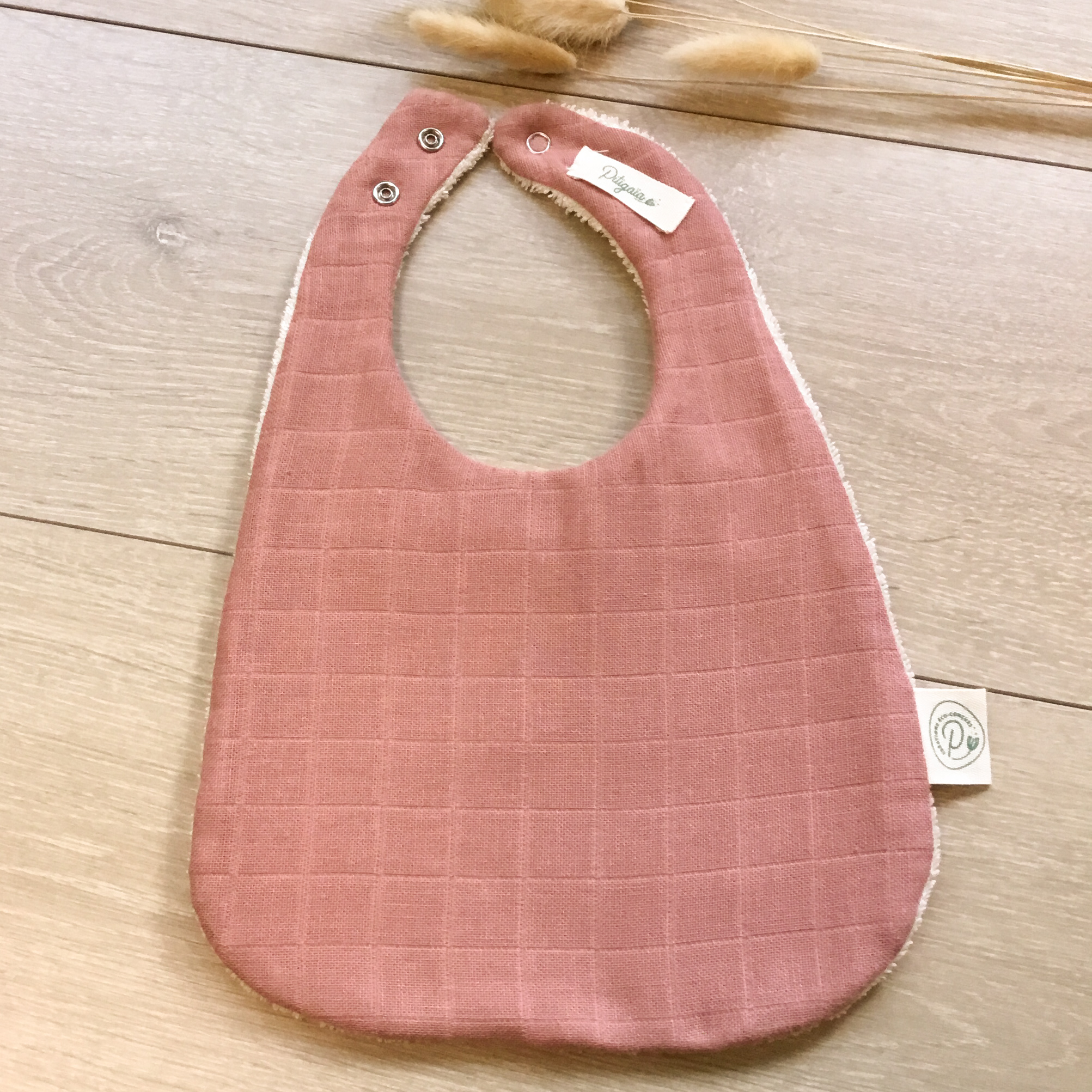 Bavoir en coton bio certifié GOTS Pitigaïa terra-cotta