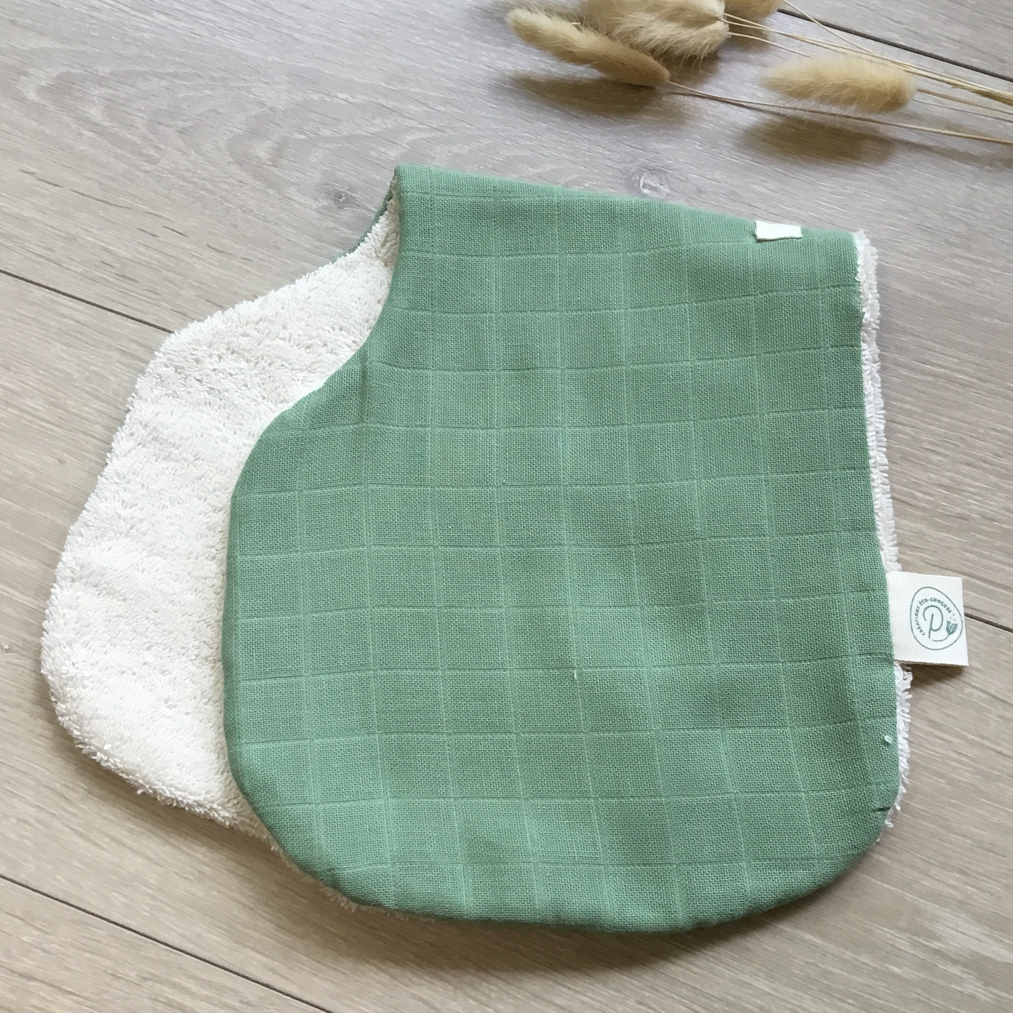 Bavoir d'épaule en coton bio certifié GOTS Pitigaïa vert