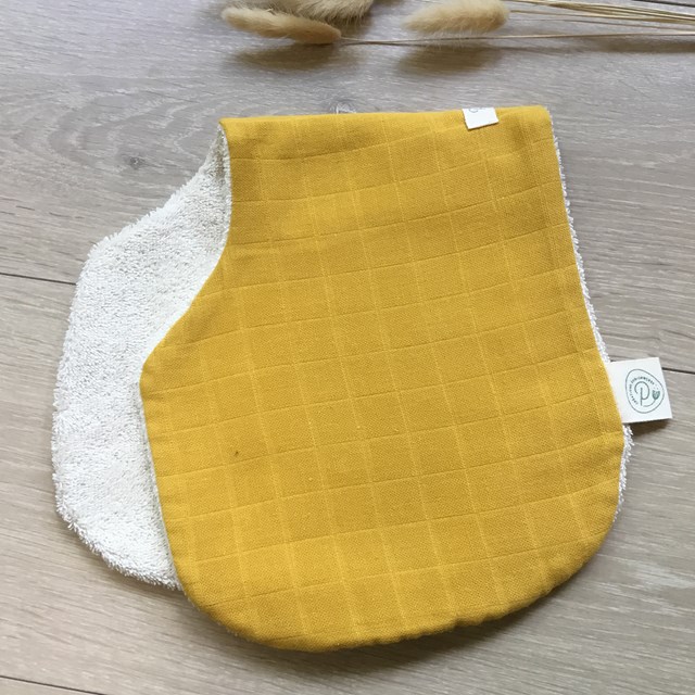 Bavoir d'épaule en coton bio certifié GOTS Pitigaïa jaune