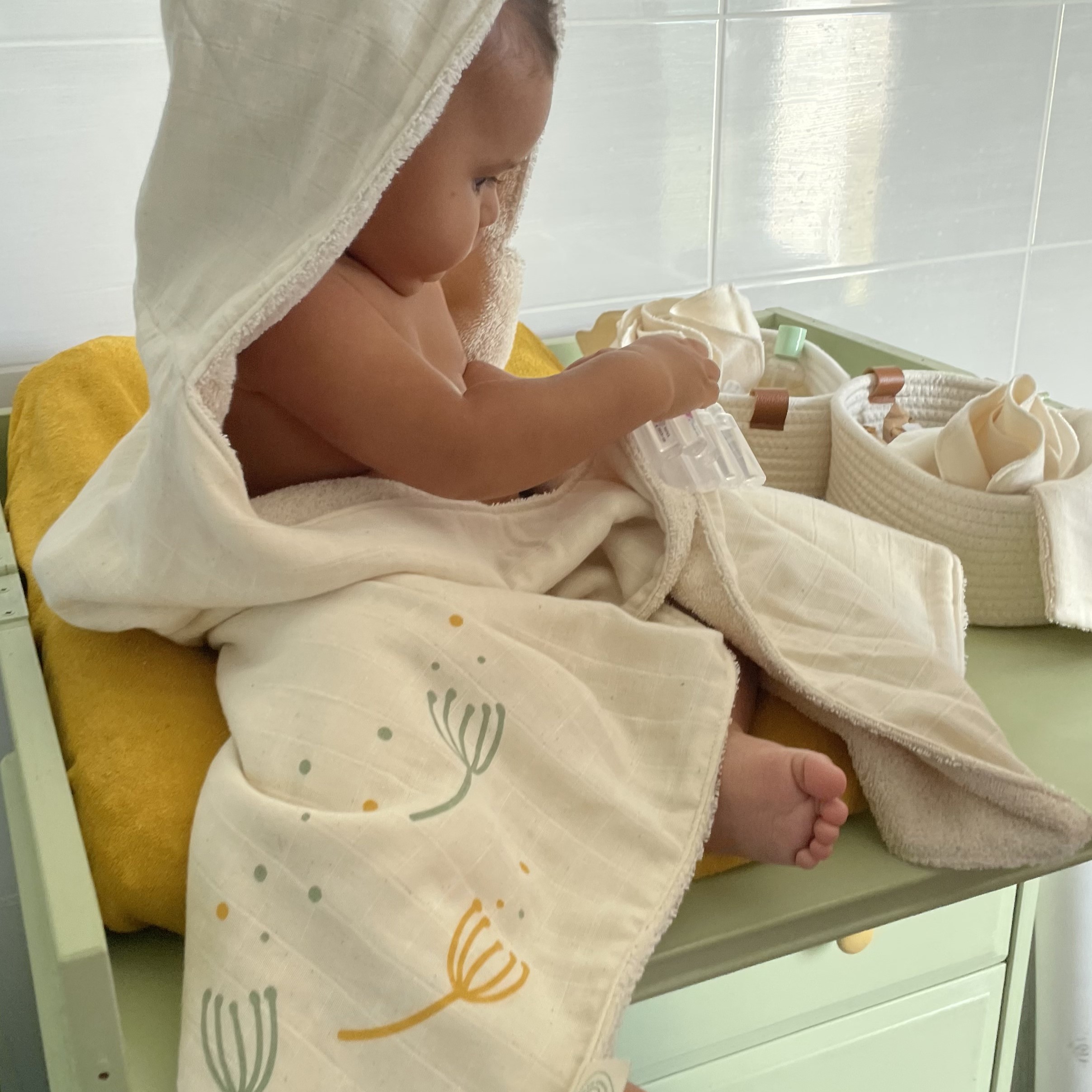 Cape de bain 0-5 ans en coton bio certifiée GOTS Pitigaïa écrue portée