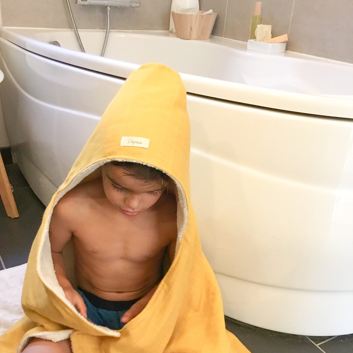 Cape de bain 0-5 ans en coton bio certifiée GOTS Pitigaïa jaune portée