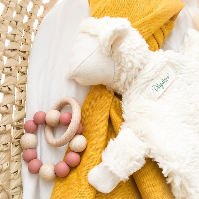 Doudou mouton en peluche de coton bio certifié GOTS Pitigaïa zoom
