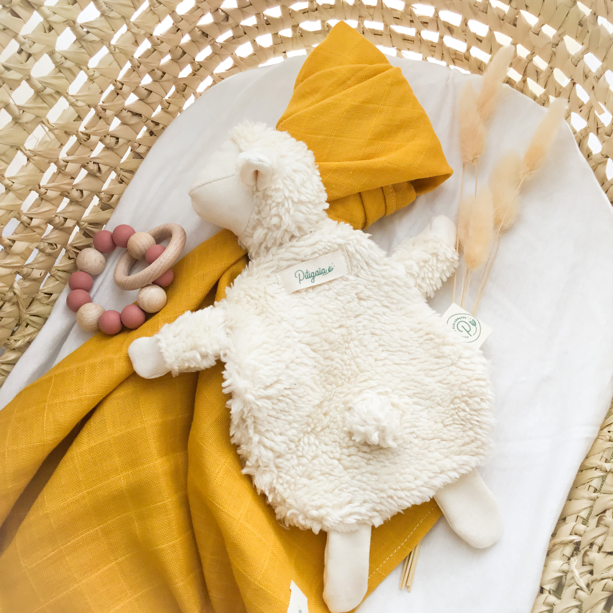 Doudou mouton en peluche de coton bio certifié GOTS Pitigaïa