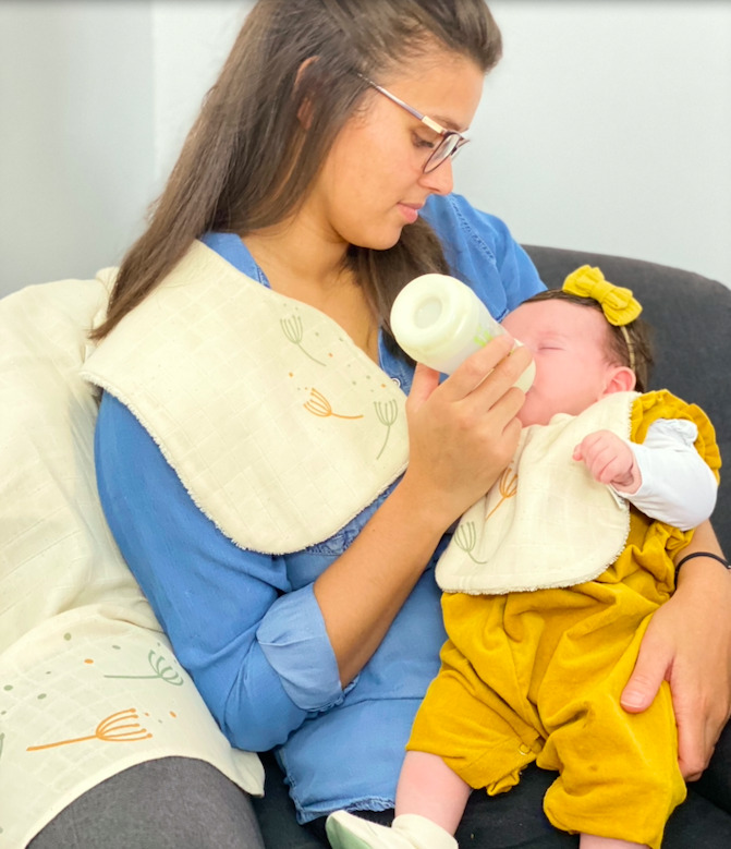 Duo de bavoirs en coton bio certifié GOTS Pitigaïa en situation