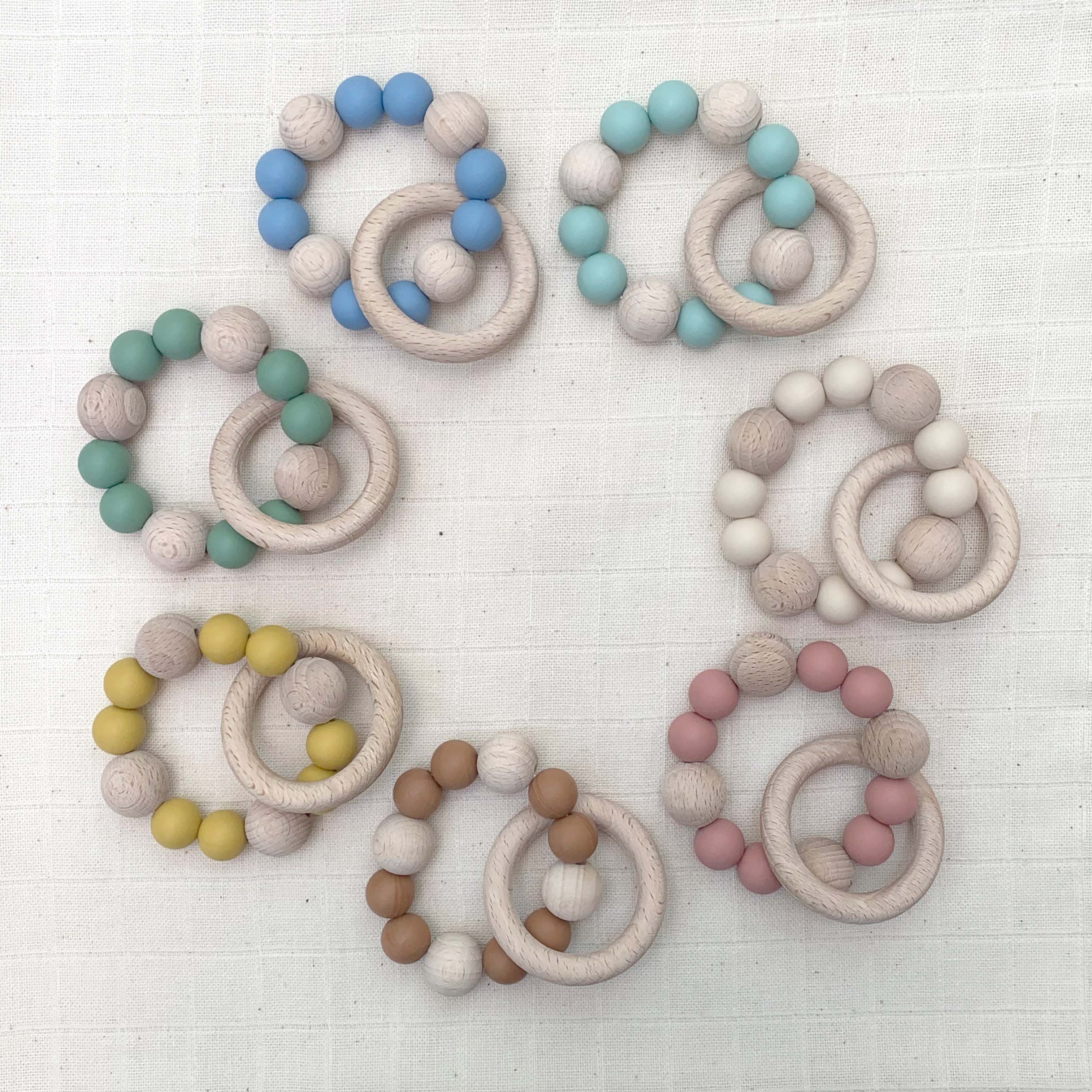 Hochet de dentition en silicone et bois de hêtre Pitigaïa 7 coloris