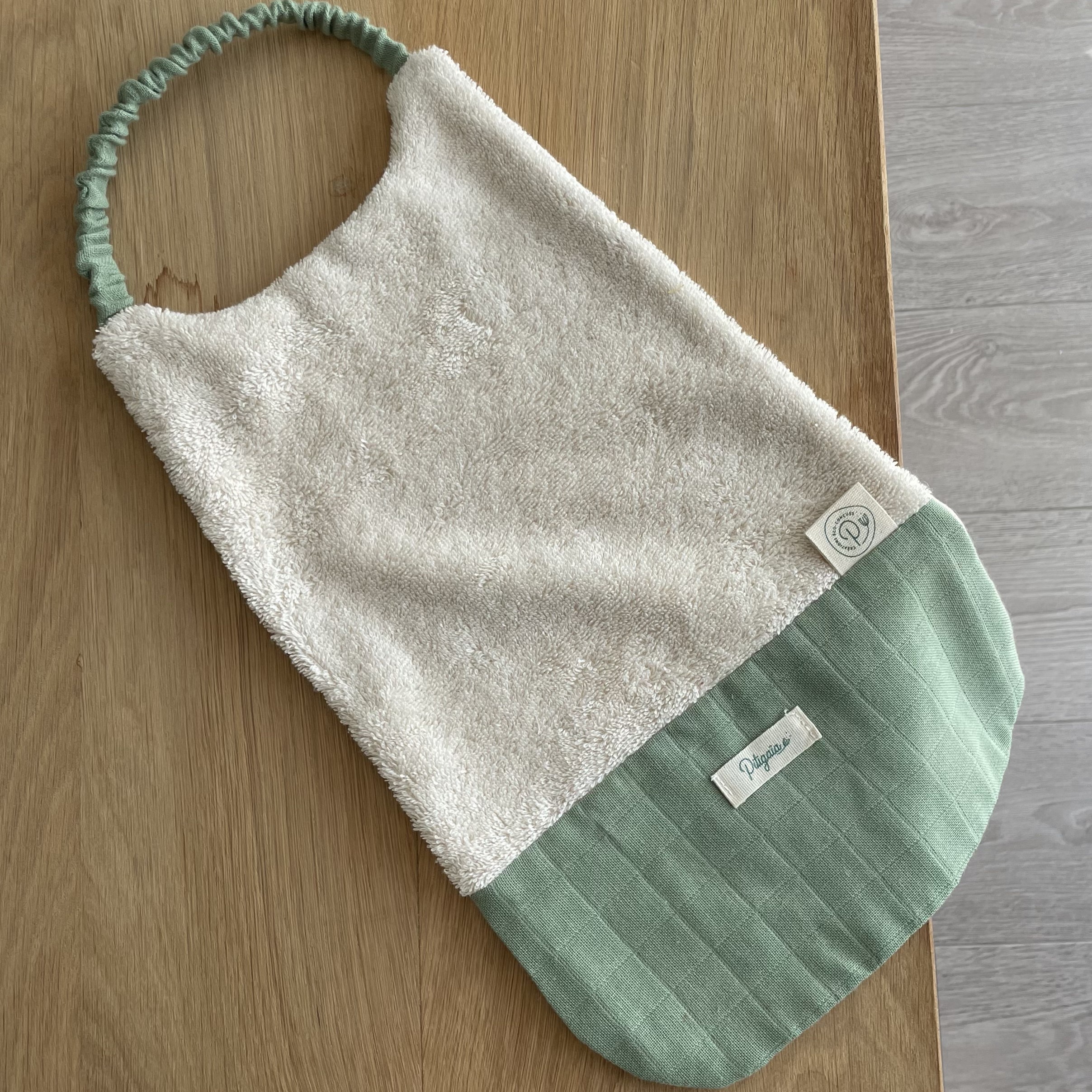 Serviette élastiquée en coton bio certifiée GOTS Pitigaïa verte