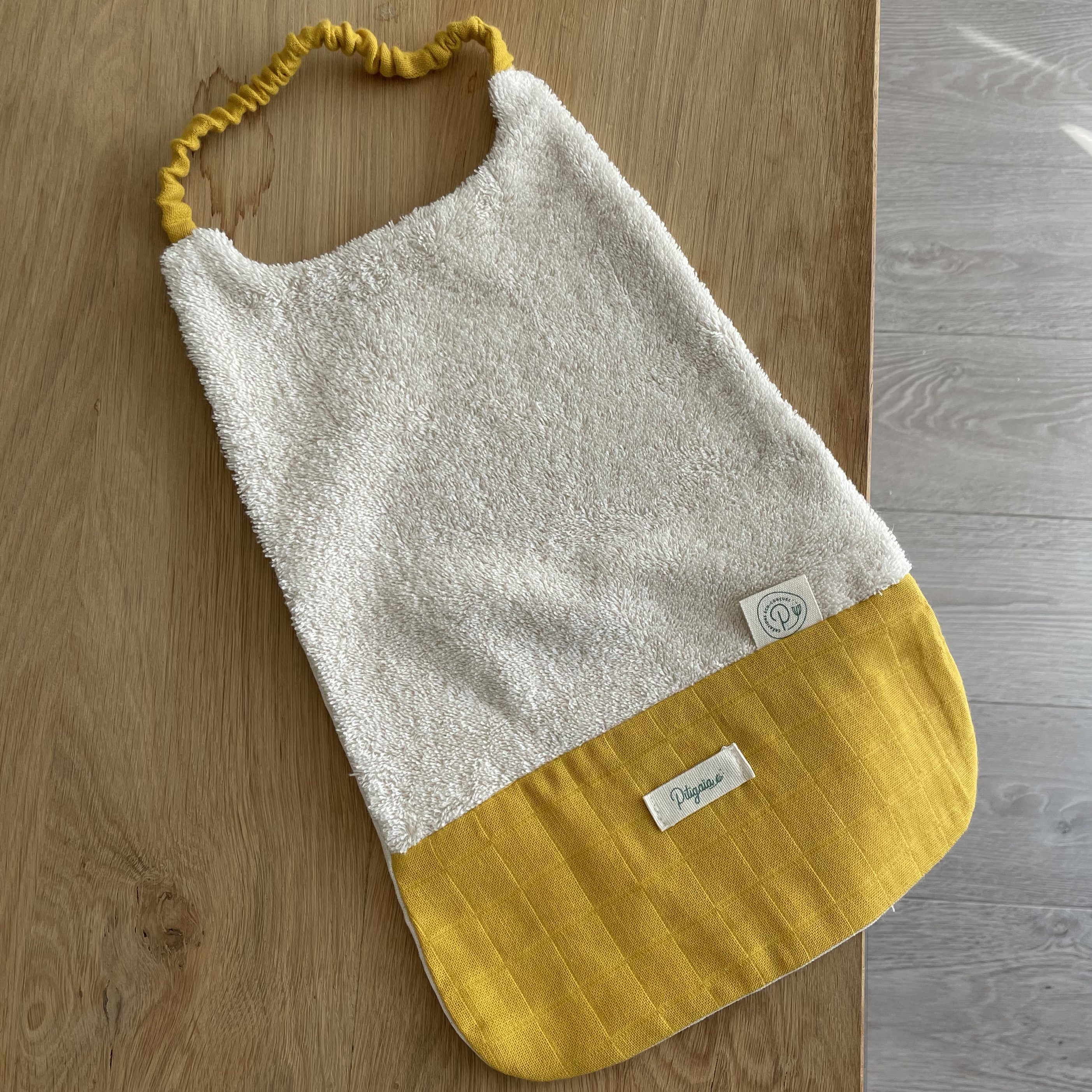 Serviette élastiquée en coton bio certifiée GOTS Pitigaïa jaune