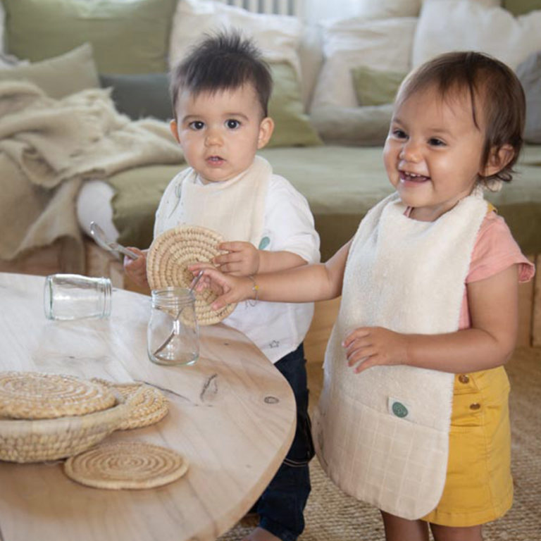 Serviette élastiquée en coton bio certifiée GOTS Pitigaïa écrue en situation