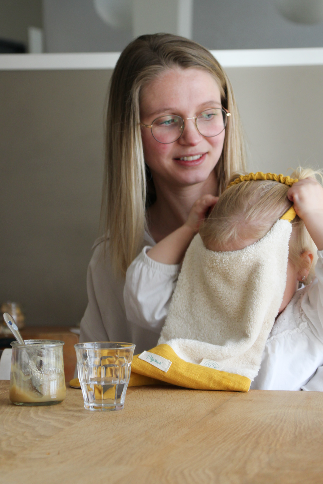 Serviette élastiquée en coton bio certifiée GOTS Pitigaïa jaune en situation