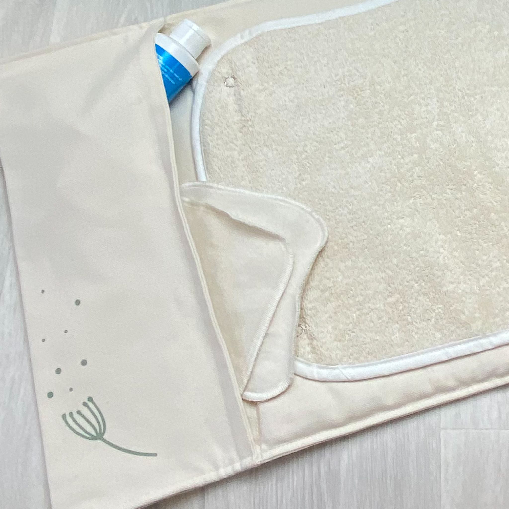 Tapis à langer nomade en coton bio certifié GOTS Pitigaïa zoom pochette