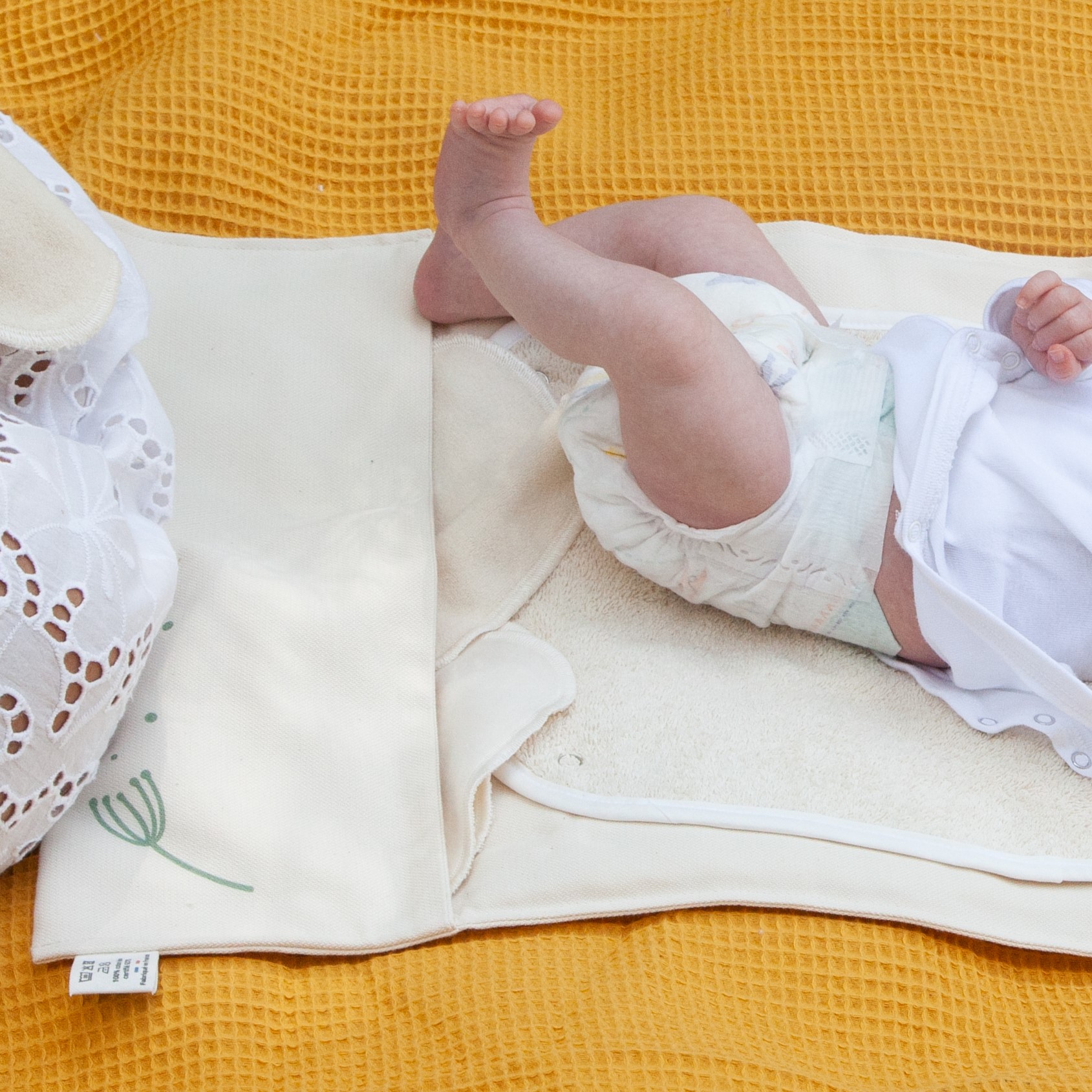 Tapis à langer nomade en coton bio certifié GOTS Pitigaïa en situation