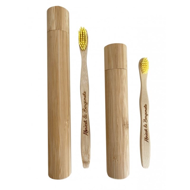 étui de brosse à dent en bambou. Deux tailles : Adulte et enfant