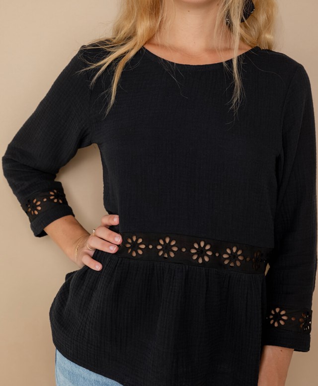 Blouse noire broderie anglaise en gaze de coton biologique GOTS - Robine