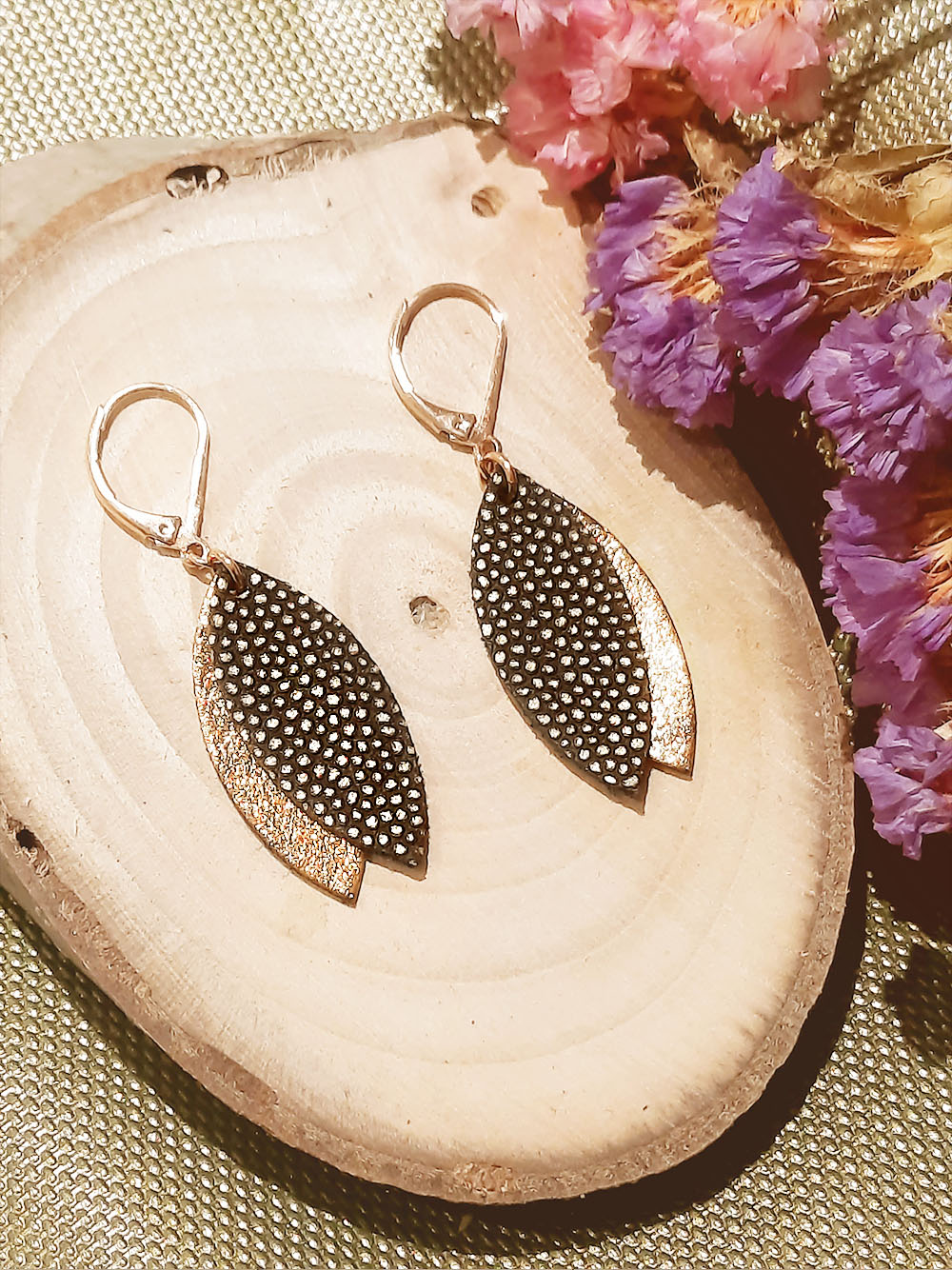 Boucles d'oreilles en cuir MINI-PETALE olive 3