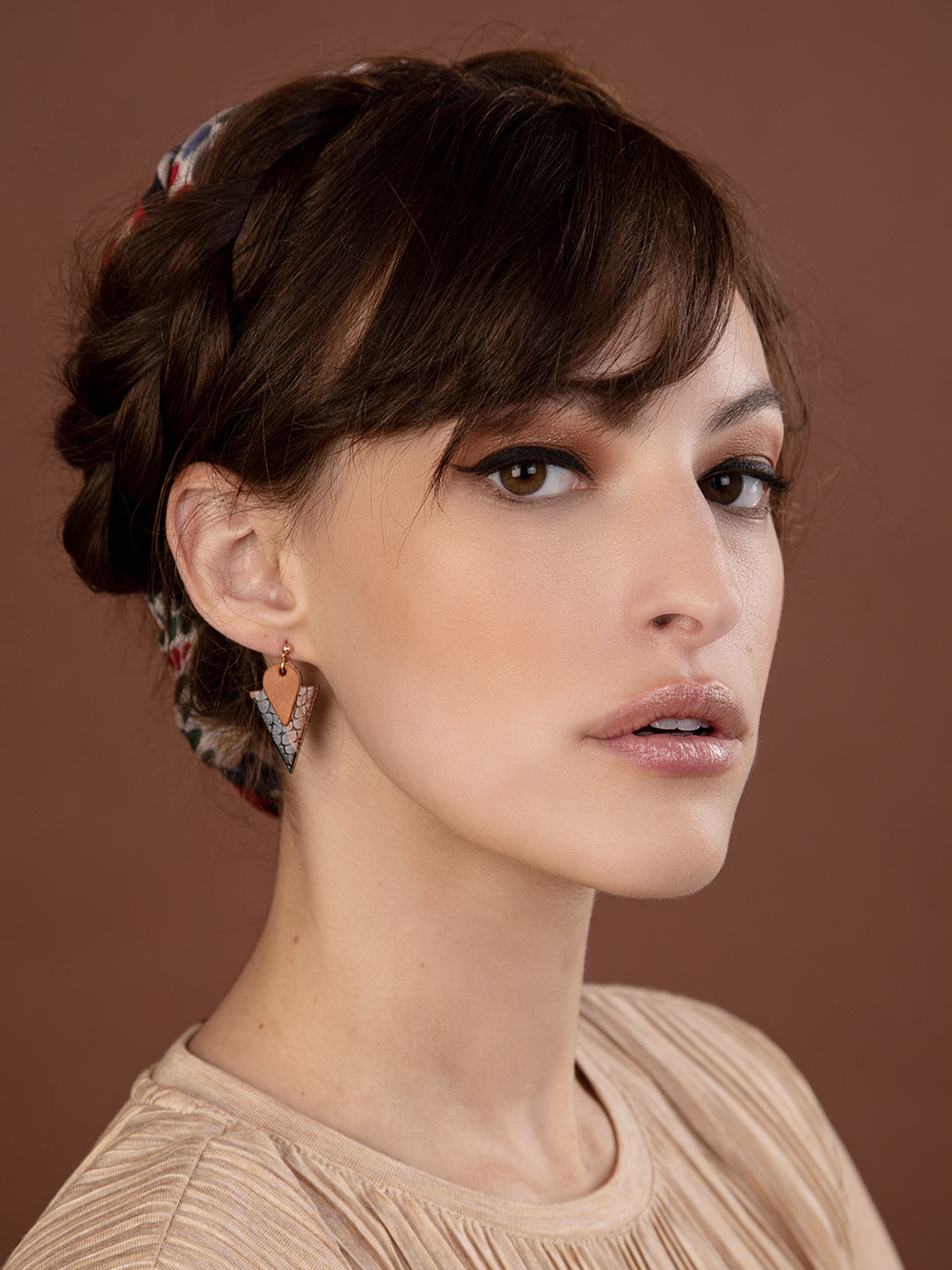 Clous d'oreilles en cuir TRIANGLE Caramel 2