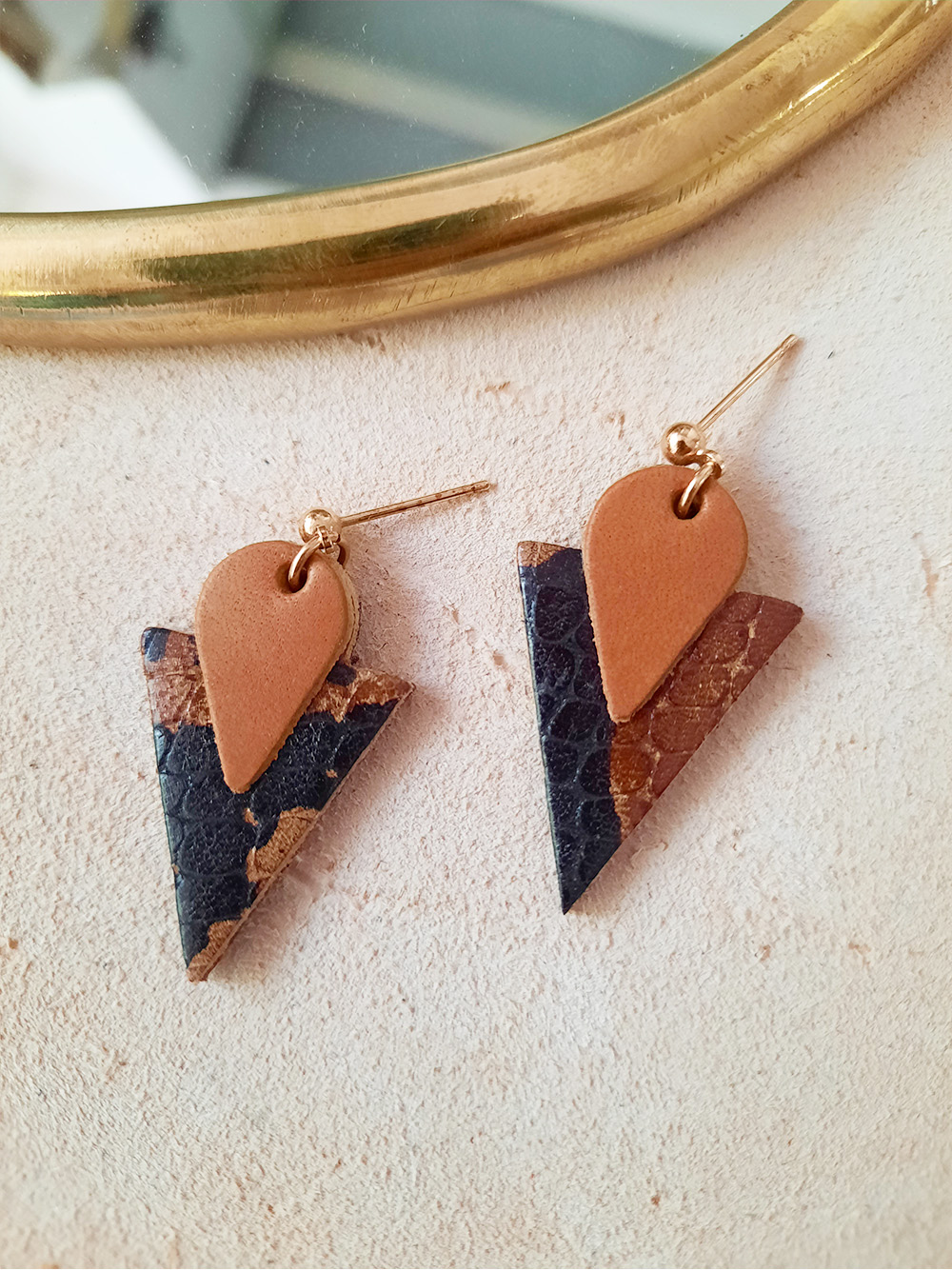 Clous d'oreilles en cuir TRIANGLE Caramel 3