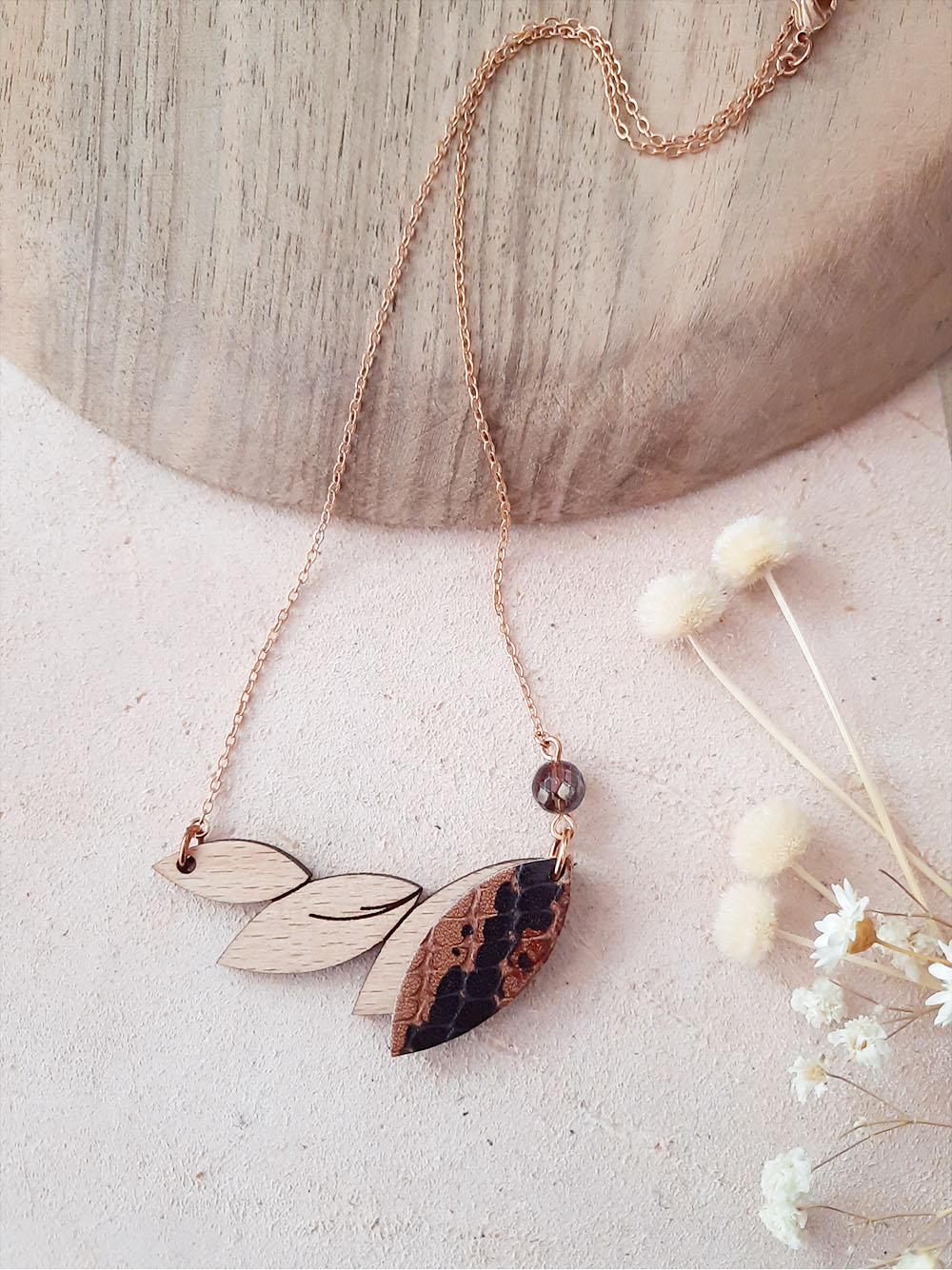 Collier en bois et cuir PLUME Caramel 2