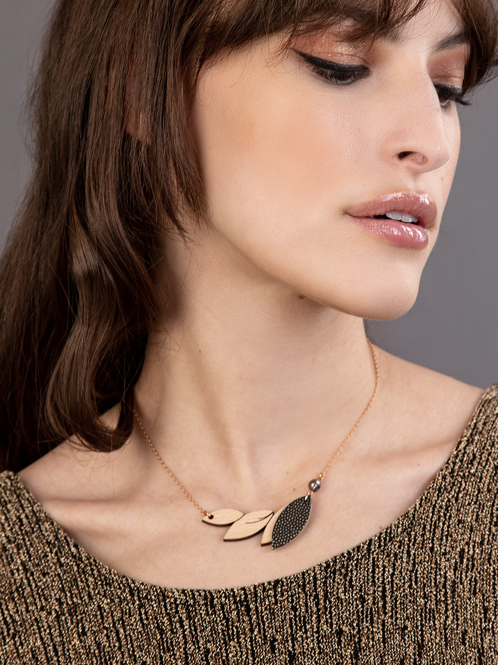 Collier en bois et cuir PLUME Olive 2